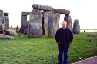 Aos 26 anos em Stonehenge fazendo palestras na Inglaterra em 1988