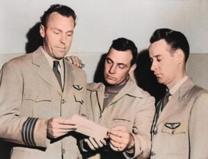 pilots e j smith kenneth arnold and ralph e stevens look at news photo 1710561480 1