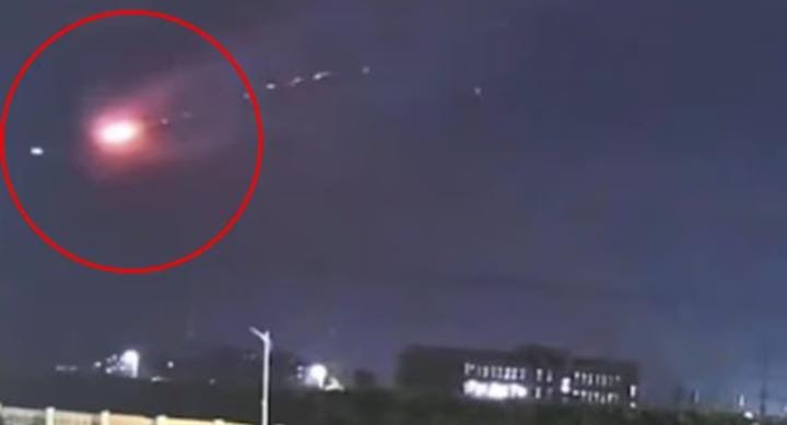 Imagens chocantes parecem mostrar impacto direto de míssil em 'OVNI' na China 2 4baaa862 0e4f 4fdc 886d 0b60f07ade3f