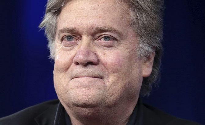 Estamos próximos a uma falsa invasão alienígena? 4 steve bannon