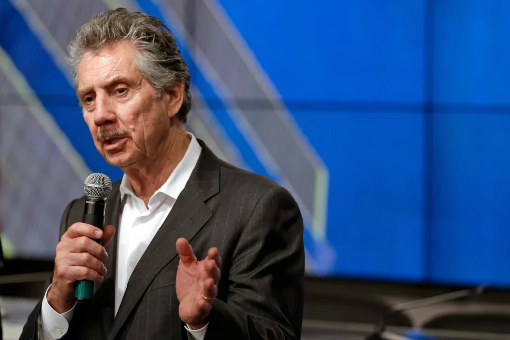 Cientista revela detalhes de pesquisa ultrassecreta sobre UFOs em Las Vegas 4 220714 robert bigelow 2016 ac 906p aeb04d