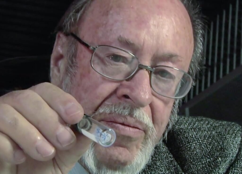 MV5BZTJiYWU4OTctYjA1Ni00ZjdmLWE5ZGQtZTljNmViM2Y3MGFjXkEyXkFqcGc@. V1