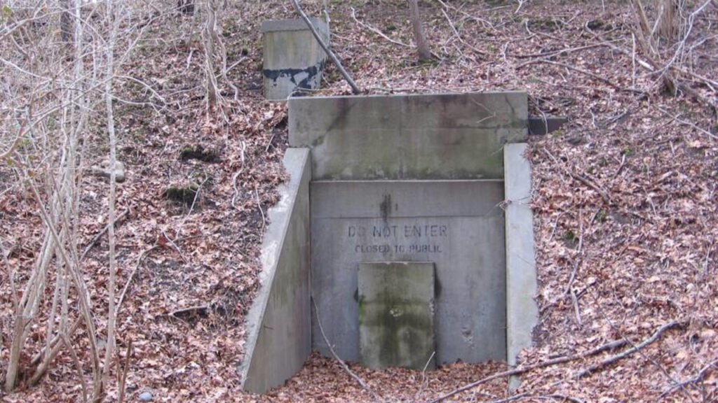 Stranger Things e o Projeto Montauk: A Realidade Oculta Por Trás Da Ficção e Suas Ligações Com o Fenômeno UFO 9 closed mountain entrace to camp hero