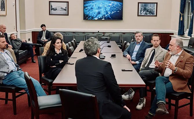 por invitacion de dan farah cinco miembros de la camara y algunos de los exfuncionarios entrevistados se reunieron en el congreso