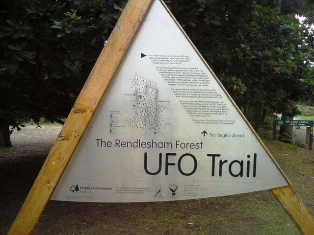 Um UFO de Natal: o caso Rendlesham 2 Atracao turistica Uma placa na Floresta Rendlesham indica trilha do UFO.jpg