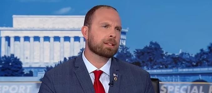 David Grusch (na foto) revelou recentemente que o presidente Trump foi informado sobre a existência de extraterrestres e os esforços para recuperar UFOS acidentados.