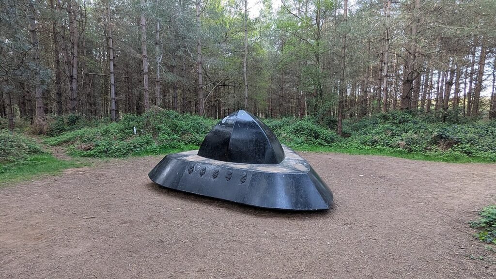 Um UFO de Natal: o caso Rendlesham 7 Rendlesham Forest UFO Sculpture geograph.org .uk 8120767