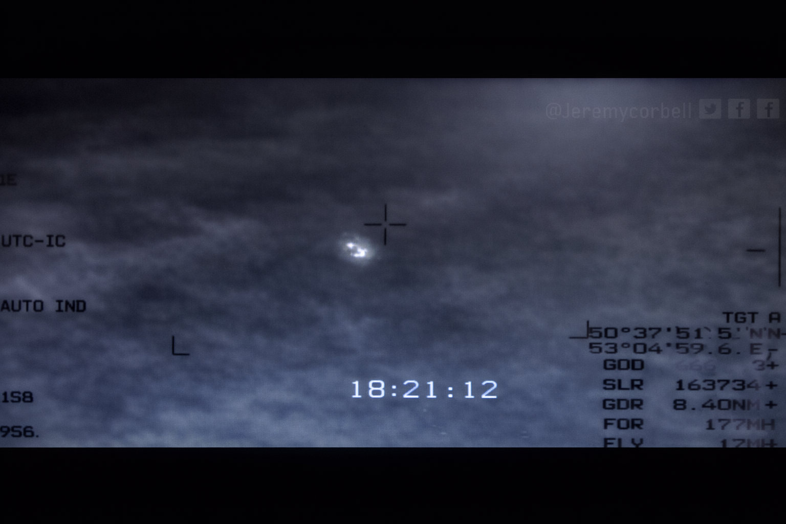 Vídeo militar revela UFOs em formação perfeita sobre o Golfo Pérsico.