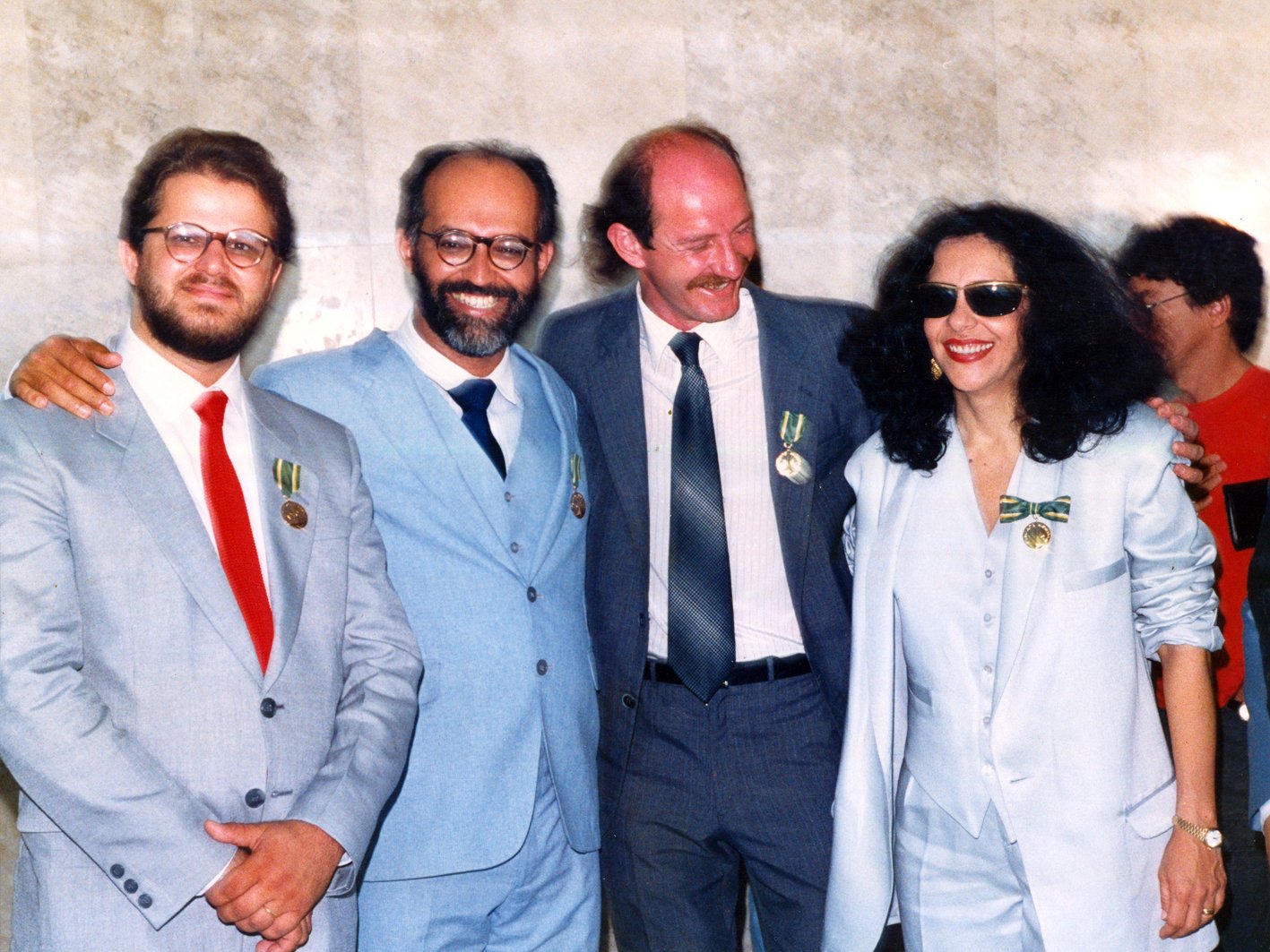 Aos 24 anos recebendo uma homenagem do governador do DF com a Gal Costa em 1986