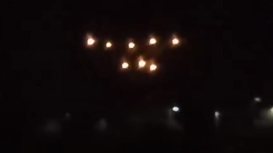 Estranho conjunto de luzes laranjas foi avistado em Mesa, no Arizona. Fonte: YouTube