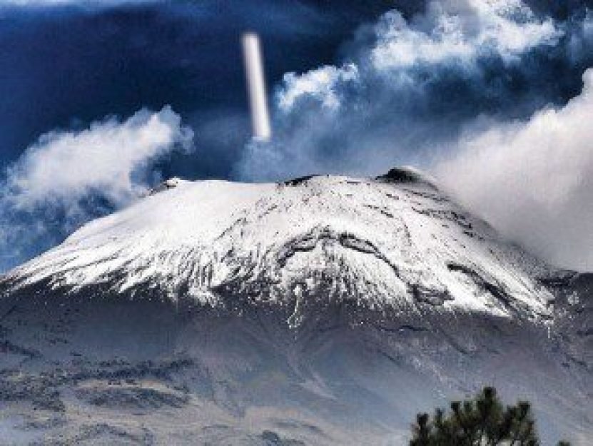 Objeto filmado por uma c&acirc;mera de monitora&ccedil;&atilde;o da Televisa entrando no vulc&atilde;o Popocat&eacute;petl