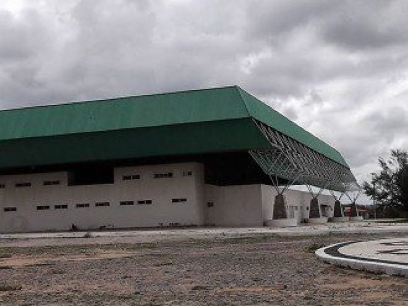 Os cearenses se refugiaram nesta quadra de esportes temendo o que o UFO faria