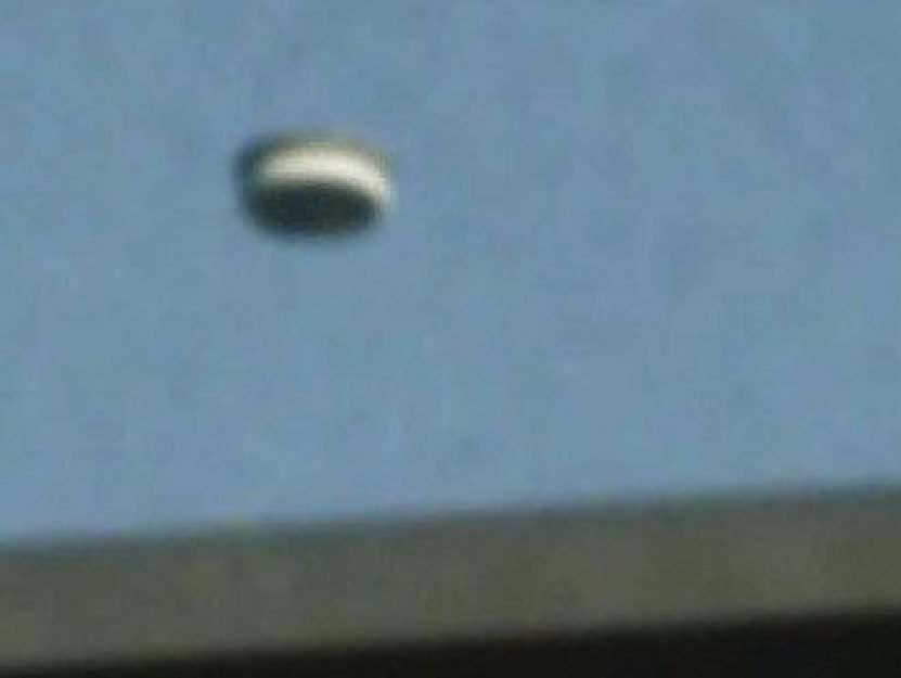 O estranho objeto em forma de disco voando &agrave; baixa altitude sobre a capital coreana