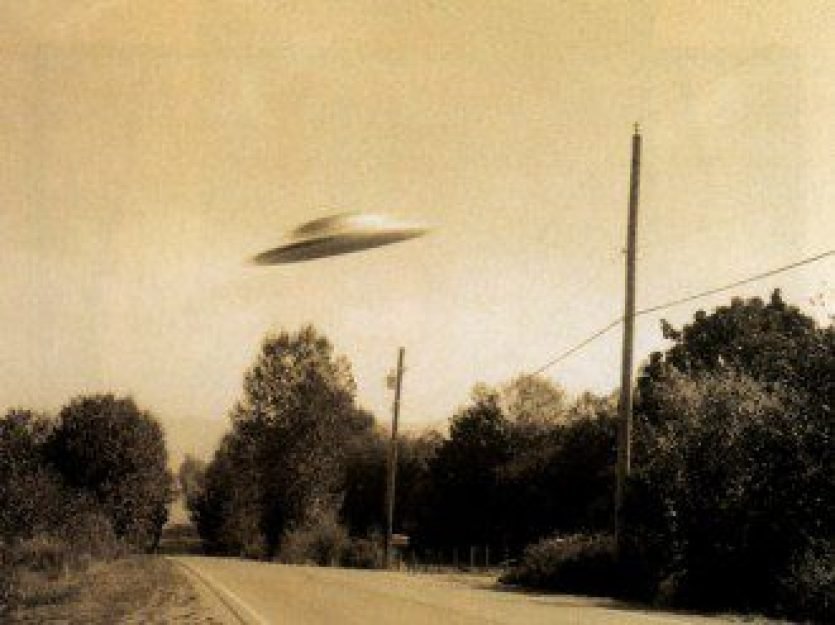 Desenho digital de um disco voador fict&iacute;cio em pleno v&ocirc;o, enviado pelo ombudsman