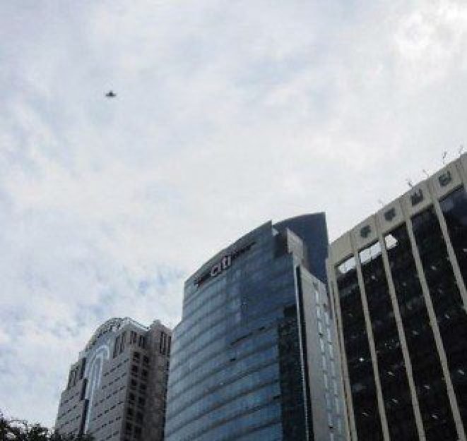 O objeto estava flutuando pouco acima do banco, na regi&atilde;o central da cidade