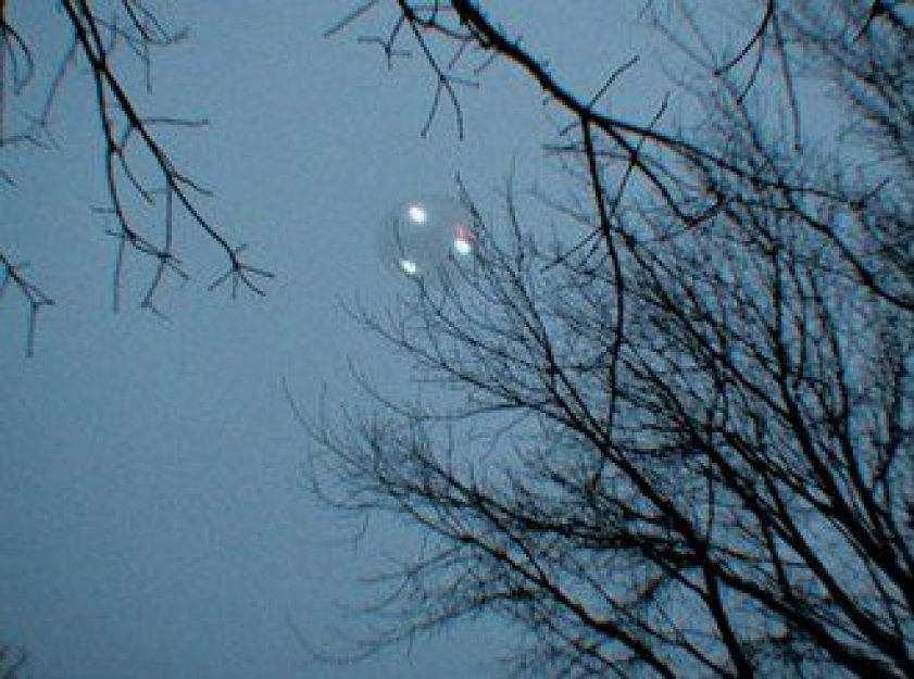 Os UFOs nos observam h&aacute; muito mais tempo do que podemos supor. Trata-se de uma conviv&ecirc;ncia milenar a humanidade