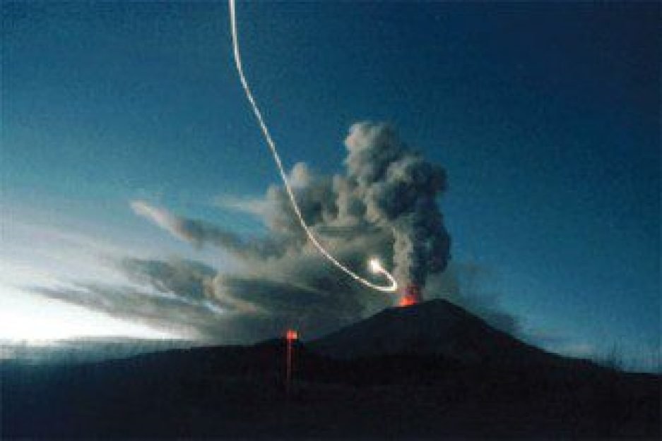 Vulc&atilde;o Popocat&eacute;petl, que estava adormecido, entrou em erup&ccedil;&atilde;o em meio a um festival de luzes, que uf&oacute;logos descartam como sendo naves alien&iacute;genas
