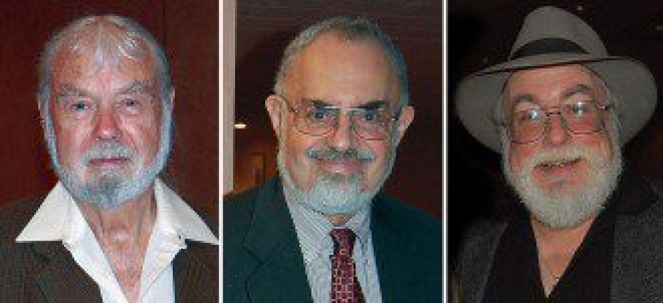 Os experientes uf&oacute;logos Bob Dean [E], Stanton Friedman e Jim Marss