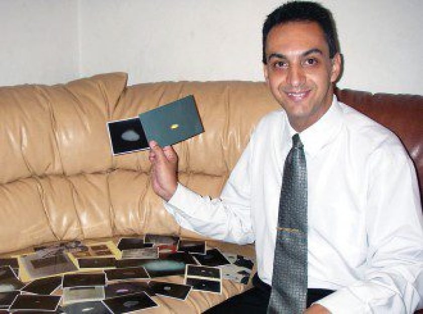 Boaventura J&uacute;nior em uma das fotos que enviou &agrave; Revista UFO para serem publicadas com seus artigos, ao lado de fotos oficiais originais das For&ccedil;as Armadas, que at&eacute; hoje ret&eacute;m