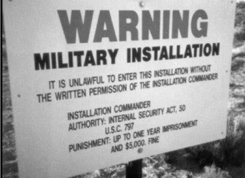 Placa de advert&ecirc;ncia pr&oacute;xima &agrave; &Aacute;rea 51: se chegar perto, o curioso ter&aacute; um ano de pris&atilde;o ou 5 mil d&oacute;lares de multa, ou ambos...