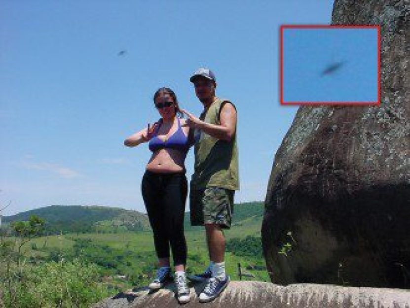 Objeto estranho em foto de casal