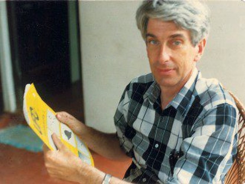 Jacques Vall&eacute;e, citado pelo ombusdman, segurando uma antiga edi&ccedil;&atilde;o de UFO