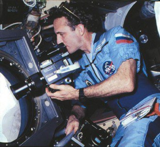 O astronauta Jerry Linenger fotografa a Terra com uma c&acirc;mera Hasselblad 70 de alta resolu&ccedil;&atilde;o
