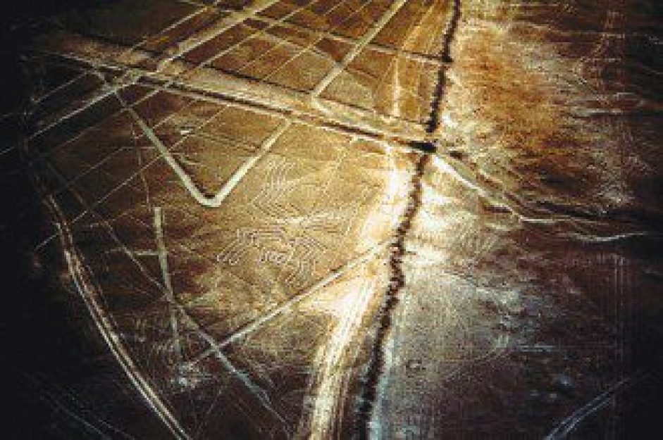 As famosas e seculares linhas de Nazca, no Peru, encontram-se amea&ccedil;adas por um dep&oacute;sito de lixo da prefeitura local