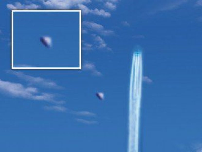 O inexplic&aacute;vel aparelho discoide que passa &agrave; frente do avi&atilde;o