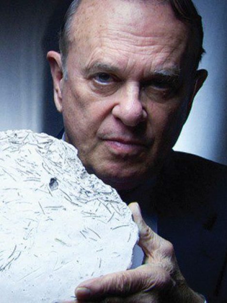 O coronel Charles Halt mostra o molde de gesso com a impress&atilde;o do p&eacute; de aterrissagem da nave que pousou na Floresta Rendlesham, sobre o que tratou em sua entrevista na edi&ccedil;&atilde;o UFO 234