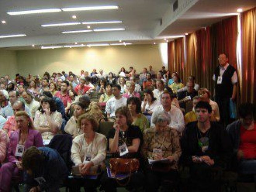 Flagrante da plat&eacute;ia do evento, com mas de 300 participantes: a Ufologia Brasileira volta aos seus bons momentos em Curitiba