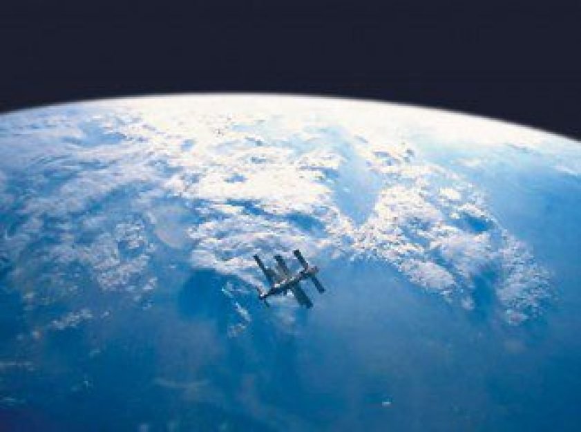 A Esta&ccedil;&atilde;o Mir, antes de cair na Terra, foi palco de observa&ccedil;&otilde;es de in&uacute;meros UFOs, sempre ocultadas. No detalhe, Strekhalov (direita) e Manakov