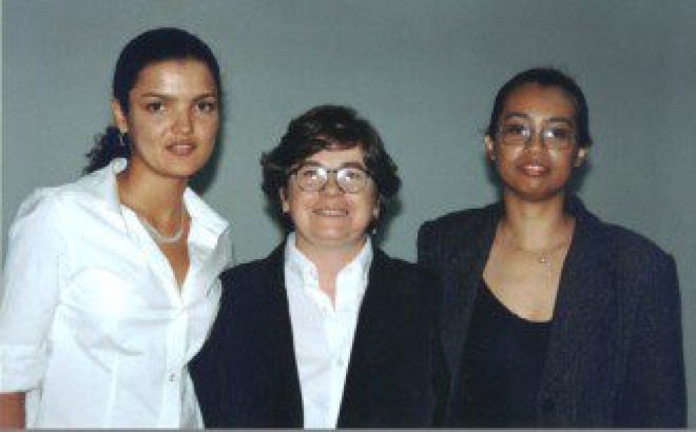 As Acad&ecirc;micas Cristiane Conduru, Sandra Breij&atilde;o &Aacute;rtico e Crislei Aparecida da Silva, que apresentaram um trabalho sobre a Revista UFO