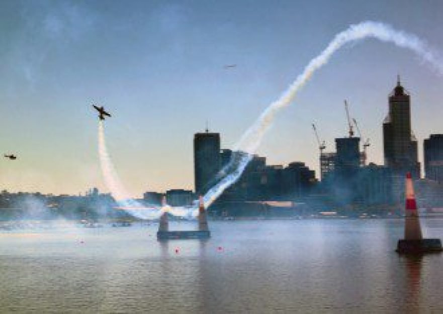 Um artefato cil&iacute;ndrico sem explica&ccedil;&atilde;o surge em fotos da corrida a&eacute;rea, na Austr&aacute;lia