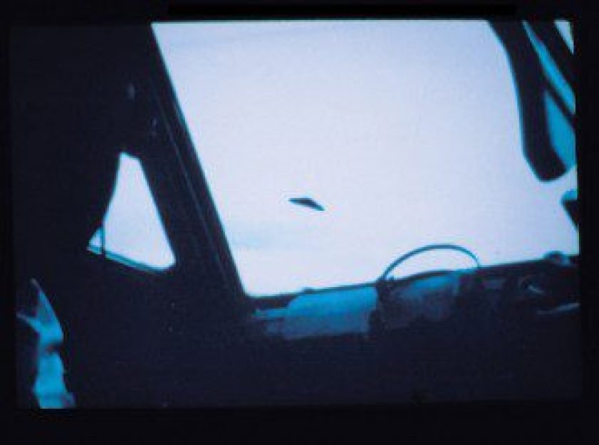 Casos de avi&otilde;es acompanhados por UFOs t&ecirc;m sido registrados em v&aacute;rias partes do mundo, como na Amaz&ocirc;nia, em 1976, durante um v&ocirc;o da Varig entre Manaus e Bel&eacute;m [Esquerda]