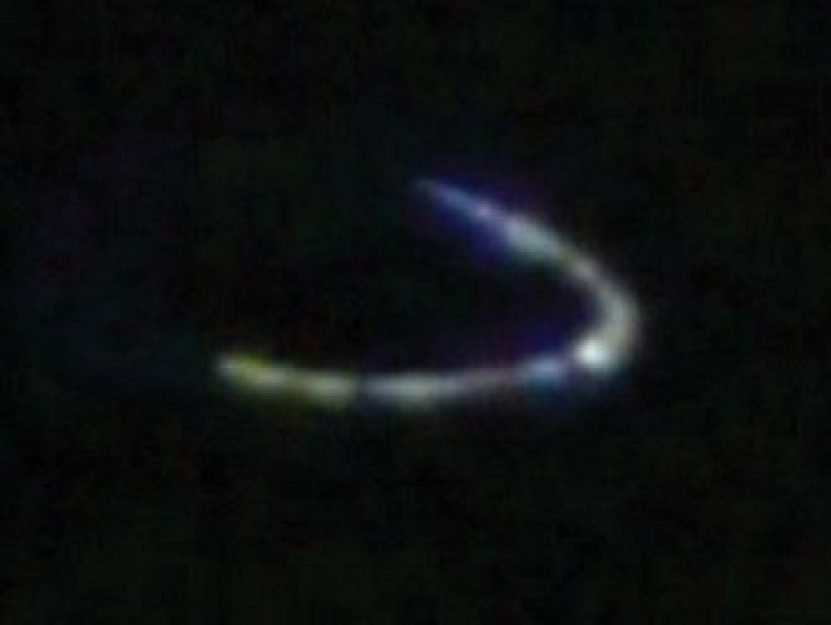 O objeto voador n&atilde;o identificado fazia movimentos suaves e mudava de cor, do azul para vermelho