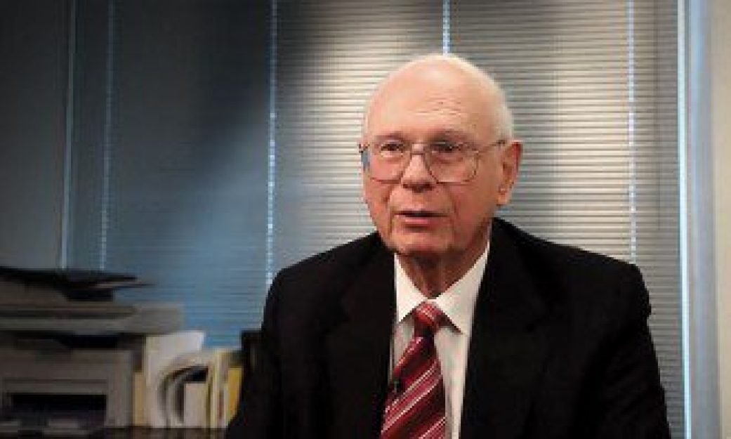 O ex-ministro da Defesa canadense Paul Hellyer recebeu v&aacute;rios cumprimentos dos leitores por sua posi&ccedil;&atilde;o