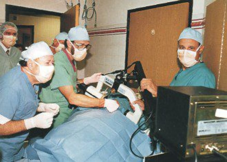 Roger Leir, o segundo a partir da esquerda, faz mais uma remo&ccedil;&atilde;o de implante alien&iacute;gena