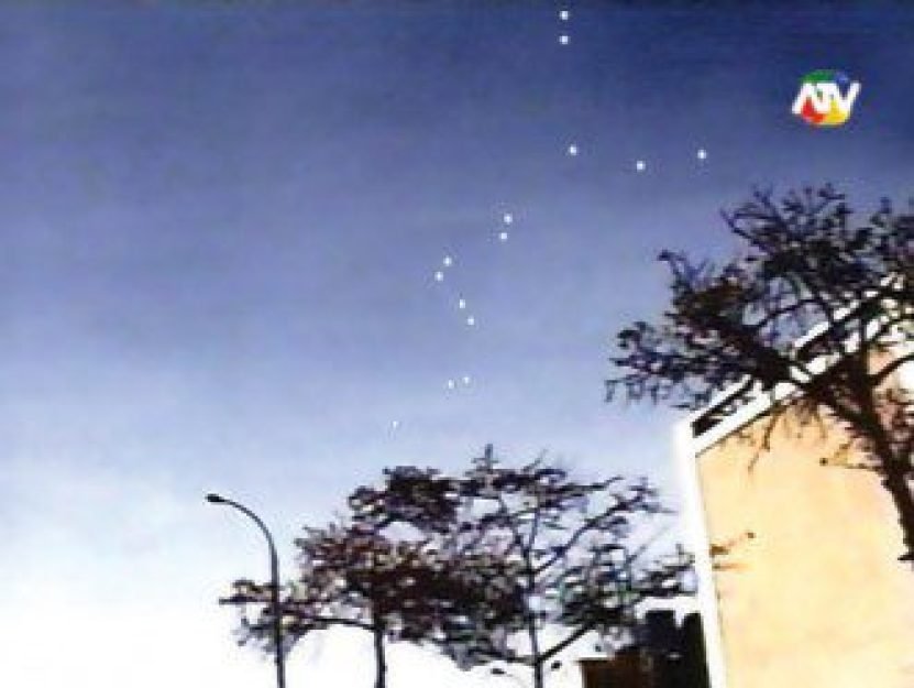 Os limenhos se unem aos &ldquo;festeiros mexicanos&rdquo; e observam, em plena luz do dia, uma flotilla passear pela capital durante duas longas horas. Entre 40 e 60 esferas foram vistas e filmadas