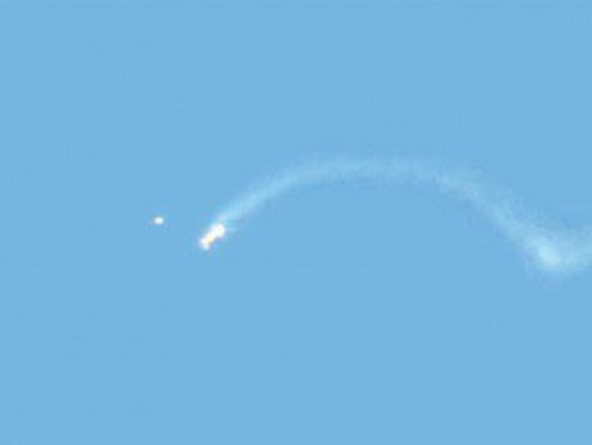 O quadro em que o suposto UFO se aproxima do avi&atilde;o durante as manobras