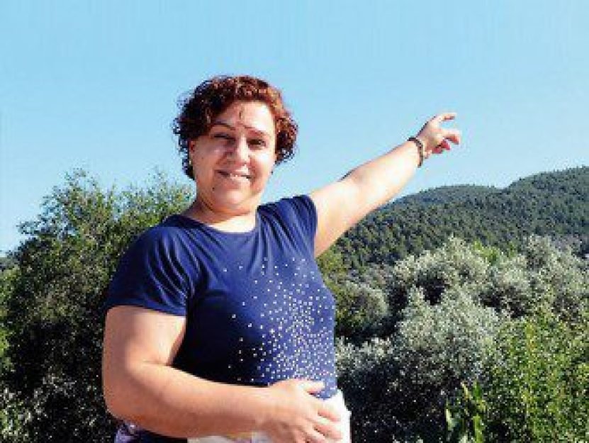 Necla Karaca indica o local onde viu o objeto voador n&atilde;o identificado