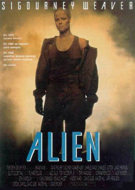 Com 117 minutos de dura&ccedil;&atilde;o brilhantemente dirigidos por Ridley Scott, o filme narra a saga do cargueiro Nostromo, que recebe uma mensagem de socorro, supostamente alien&iacute;gena