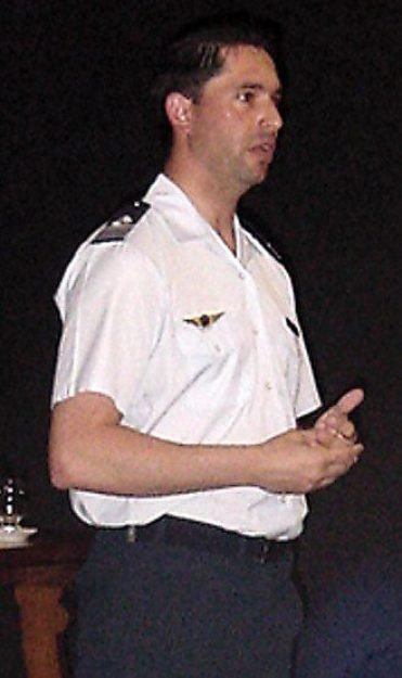 O capit&atilde;o Mohaupt durante o an&uacute;ncio da cria&ccedil;&atilde;o da entidade