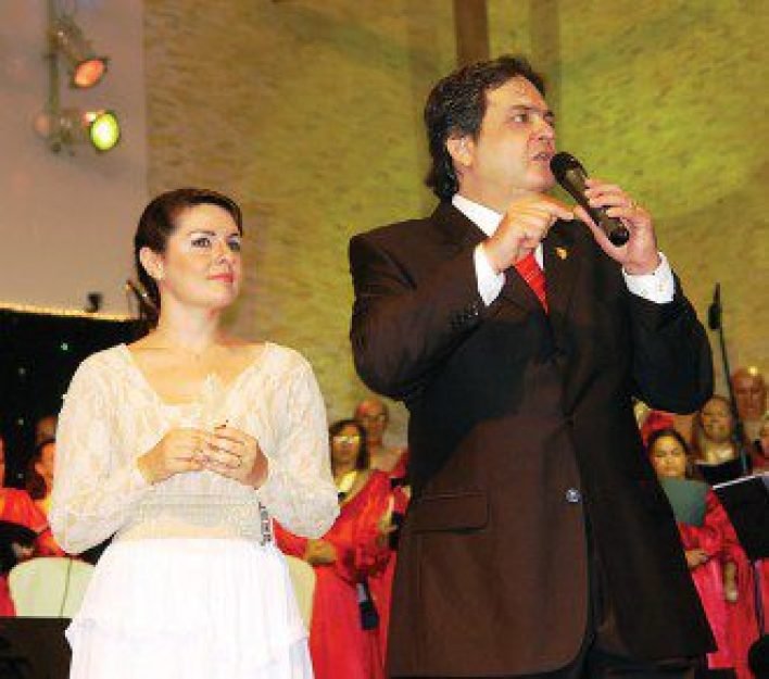 O pastor batista Gomes Filho em prega&ccedil;&atilde;o: