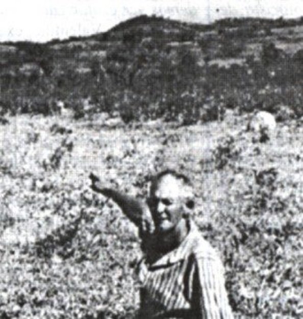 Fogoi&oacute; mostra o local onde est&aacute; enterrado o UFO. Gilberto Braga (ao lado), tamb&eacute;m viu o objeto