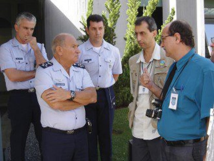 Claudeir Covo e o jornalista Luiz Petry, do Fant&aacute;stico, dialogando com o comandante do Comando Brasileiro de Defesa Aerospacial(Comdabra), tenente-brigadeiro J. Carlos Pereira.