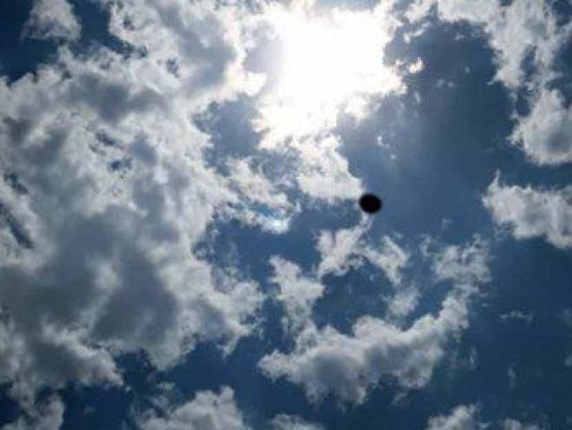 O objeto n&atilde;o identificado registrado por um motorista trancado no pesado tr&acirc;nsito da Cidade do M&eacute;xico