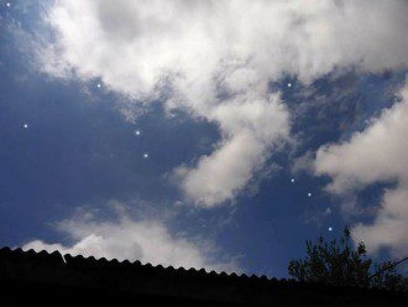 V&aacute;rios objetos foram registrados sobre a cidade em alguns minutos