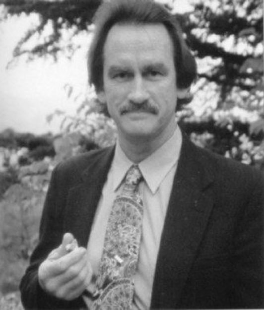 O &ldquo;ca&ccedil;ador de implantes&rdquo; Derrel Sims mostra um dos artefatos que extraiu de seus pacientes