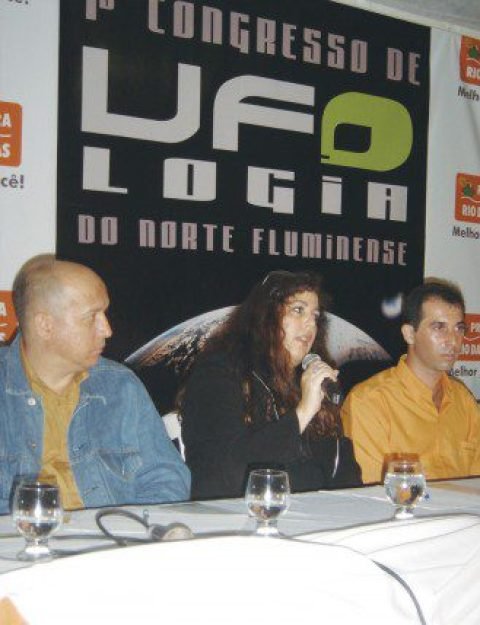 Destaques do congresso em Rio das Ostras. A consultora de UFO Elaine Villela apresenta seu trabalho, acompanhada de Jo&atilde;o Oliveira e pelo organizador do evento, Eduardo Pichitelli